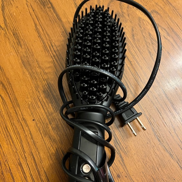 A blowout brush and straightening brush. All are in good shape. One owner me! - Picture 8 of 8